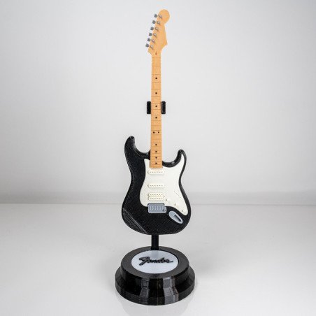Vista frontal de réplica en miniatura de Fender Stratocaster de color negro, mostrando el acabado brillante y detalles realistas