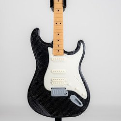 Primer plano de los detalles de la electrónica y los acabados en la réplica en miniatura de Fender