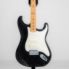 Primer plano de los detalles de la electrónica y los acabados en la réplica en miniatura de Fender