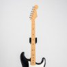 Detalle del mástil y cabeza de la réplica en miniatura de Fender Stratocaster negra
