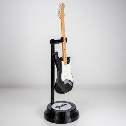 Perspectiva lateral de la réplica en miniatura de Fender Stratocaster en acabado negro