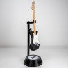 Perspectiva lateral de la réplica en miniatura de Fender Stratocaster en acabado negro