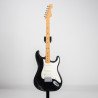 Imagen en ángulo oblicuo de la réplica en miniatura de Fender Stratocaster negra