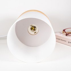 Lámpara de mesilla artesanal elaborada con materiales ecológicos, resaltando su diseño natural y sostenible marron claro