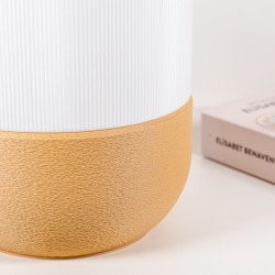 Detalle de la textura natural de la lámpara de mesilla, fabricada con materiales biodegradables marron claro