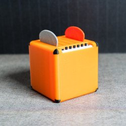 Vista trasera de un portapúas con forma de amplificador Orange color naranja, mostrando controles superiores