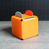 Vista trasera de un portapúas con forma de amplificador Orange color naranja, mostrando controles superiores