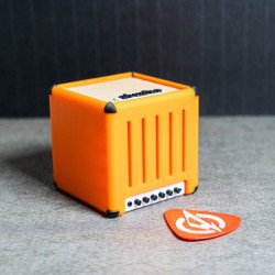 Parte trasera de un portapúas con forma de amplificador Orange color naranja, mostrando detalles de ventilación y controles
