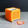 Parte trasera de un portapúas con forma de amplificador Orange color naranja, mostrando detalles de ventilación y controles