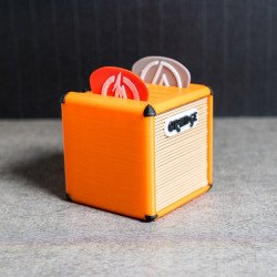 Vista lateral de un portapúas con diseño de amplificador Orange color naranja