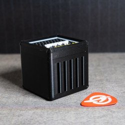 Parte trasera de un portapúas con forma de amplificador Marshall en negro, con rejillas verticales y controles visibles