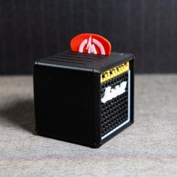 Vista lateral de un portapúas con diseño de amplificador Marshall en negro y dorado