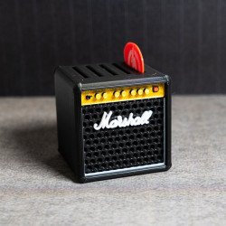 Portapúas con forma de amplificador Marshall en color negro y dorado, visto de frente