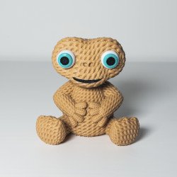 Figura de E.T. el extraterrestre impresa en 3D con textura de crochet sobre fondo blanco.