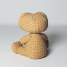 Figura de E.T. el extraterrestre impresa en 3D con textura de crochet sobre fondo blanco. Trasero