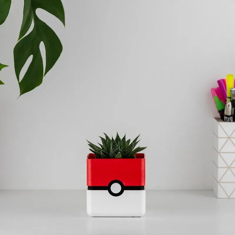 Maceta Pokeball con planta Maceta Pokeball con planta