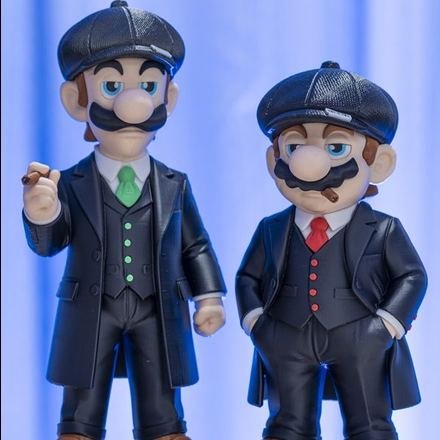 Dos figuras impresas en 3D de Mario y Luigi con abrigo largo y gorra al estilo Peaky Blinders
