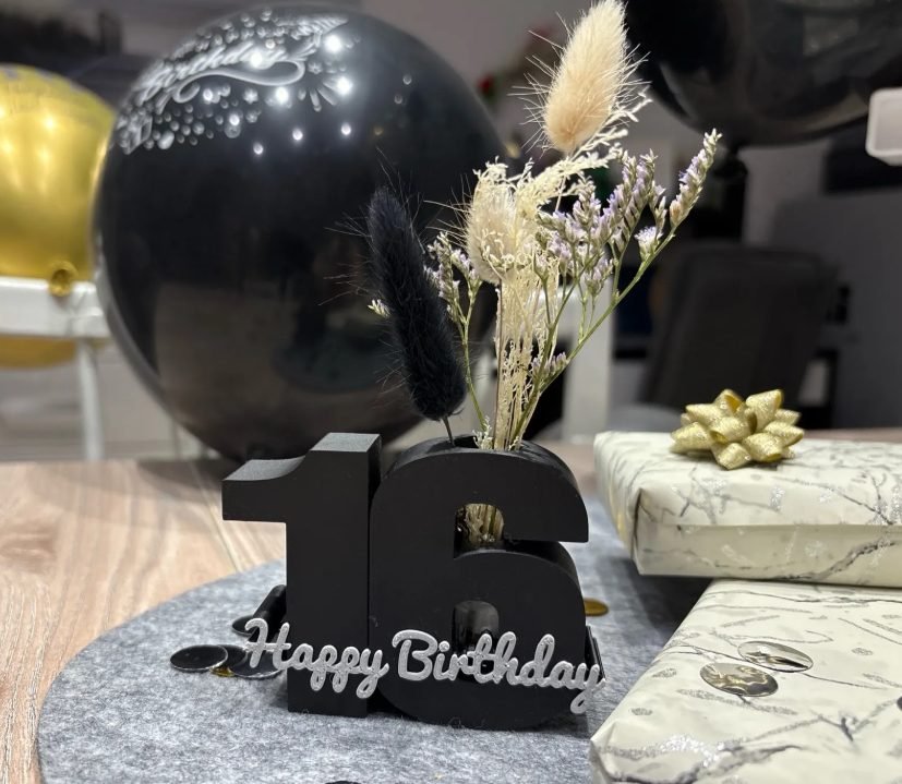 Número 16 impreso en 3D en PLA negro con el texto Happy Birthday, como centro de mesa de un cumpleaños