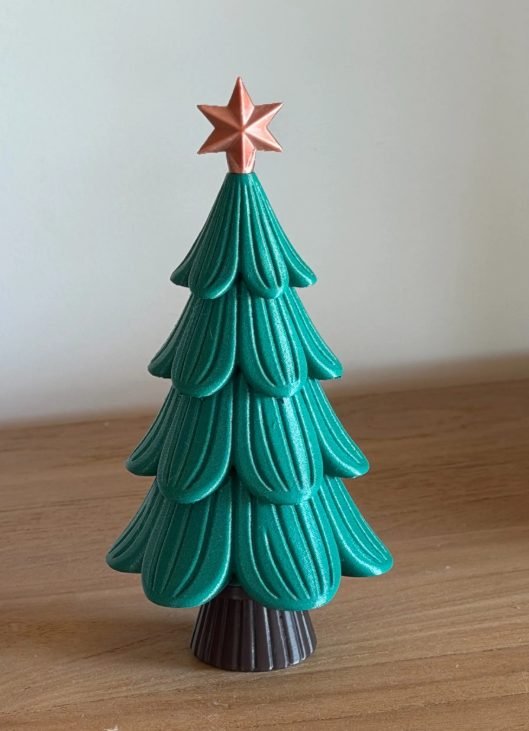 Árbol de Navidad decorativo impreso en 3D en PLA verde con estrella en la punta